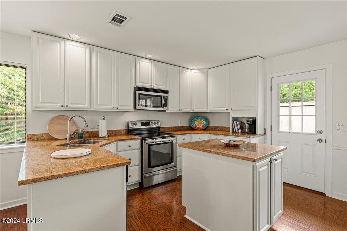 140 Otter Road Hilton Head Island, SC 29928 - Photo 14 of 41 13-Kitchen