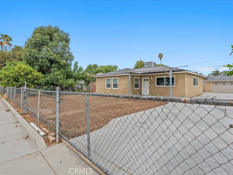 8437 Bruce Avenue Riverside, CA 92503 - Photo 3 of 24 Gallery Image 3