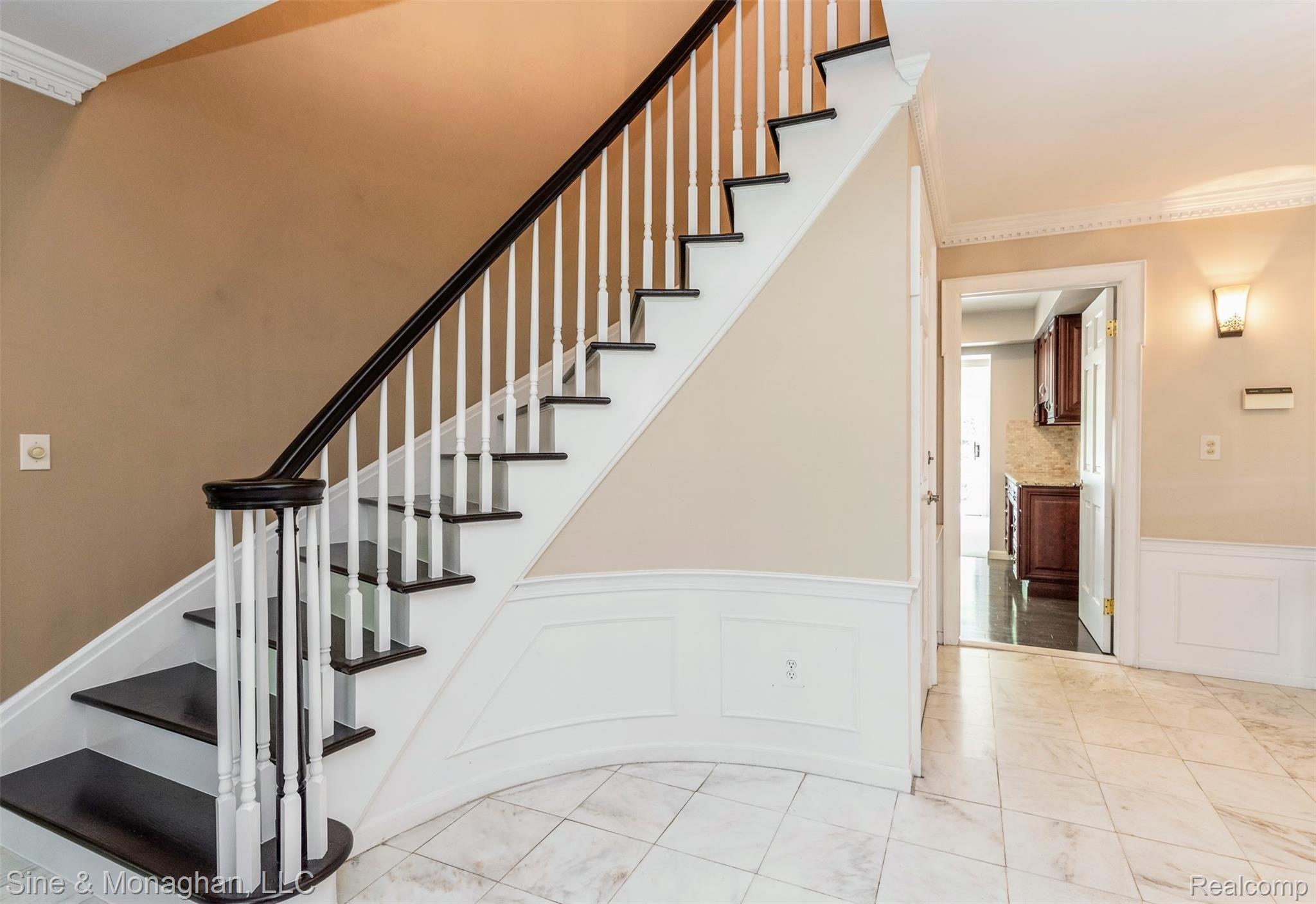 630 Overbrook Road Bloomfield Hills, MI 48302 - Photo 23 of 36 Curved Staircase.