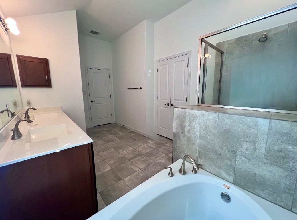 114 Clear Water Pass Bastrop, TX 78602 - Photo 21 of 37 Main bathroom with natural light