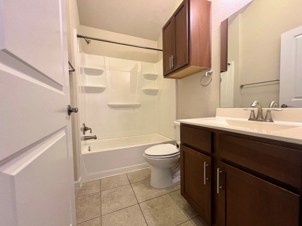 114 Clear Water Pass Bastrop, TX 78602 - Photo 24 of 37 Guest Bathroom