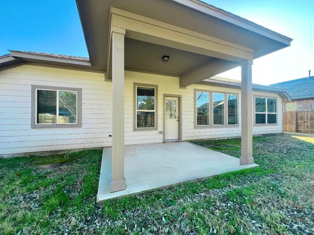$2,100 | 114 Clear Water Pass, Bastrop, TX 78602