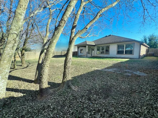 $2,100 | 114 Clear Water Pass, Bastrop, TX 78602