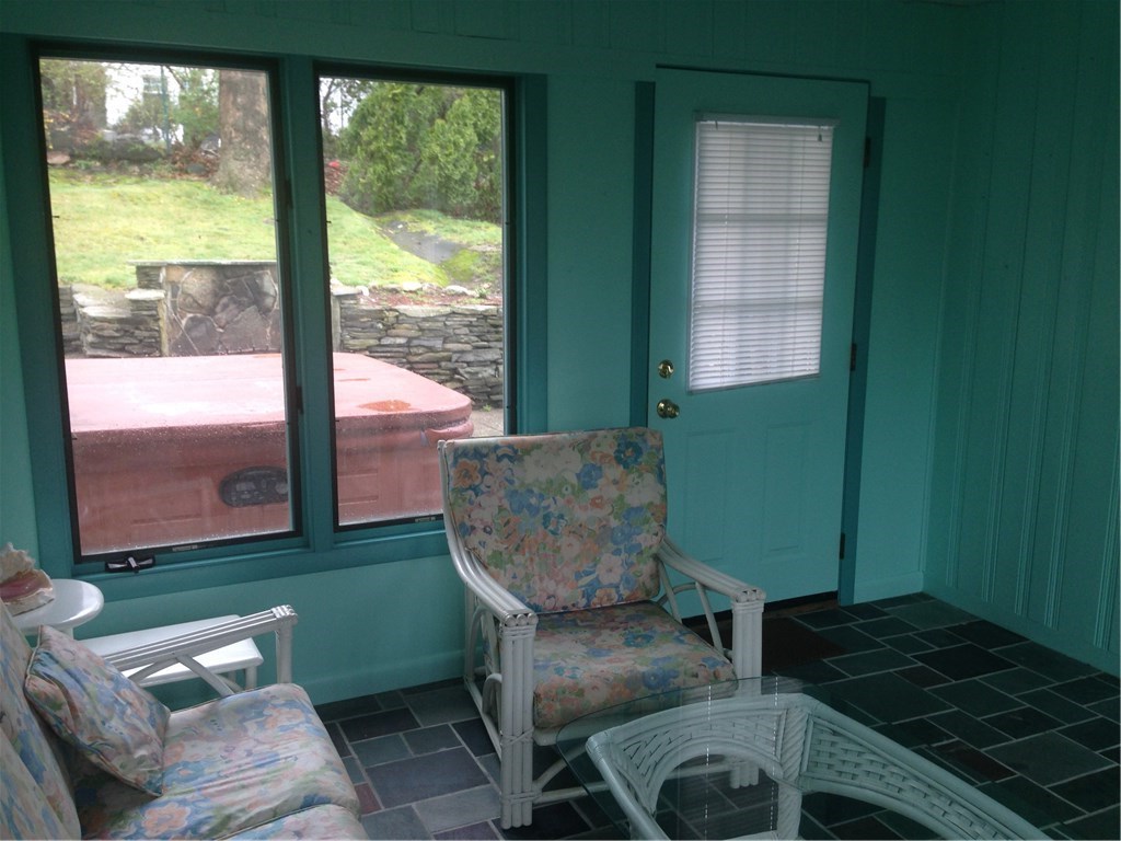 27 Bennington Road Cranston, RI 02920 - Photo 16 of 21