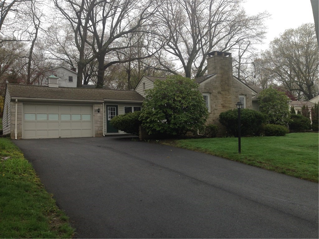 27 Bennington Road Cranston, RI 02920 - Photo 2 of 21