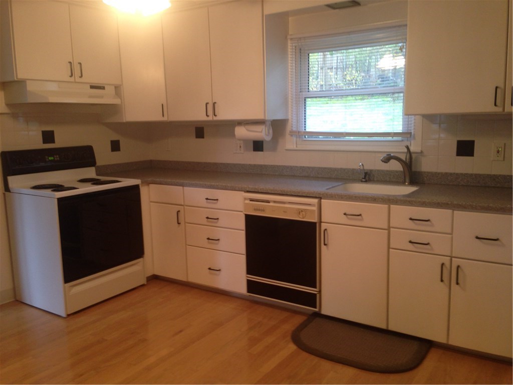 27 Bennington Road Cranston, RI 02920 - Photo 3 of 21