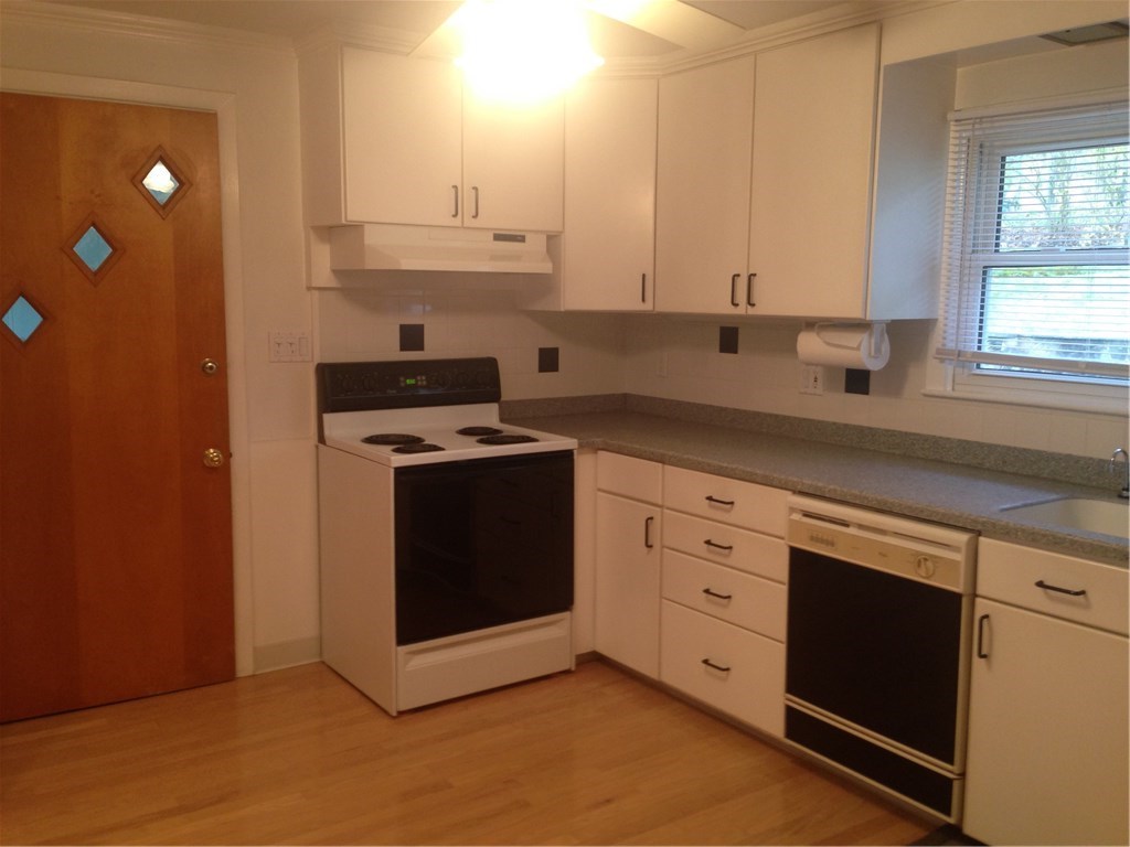 27 Bennington Road Cranston, RI 02920 - Photo 4 of 21