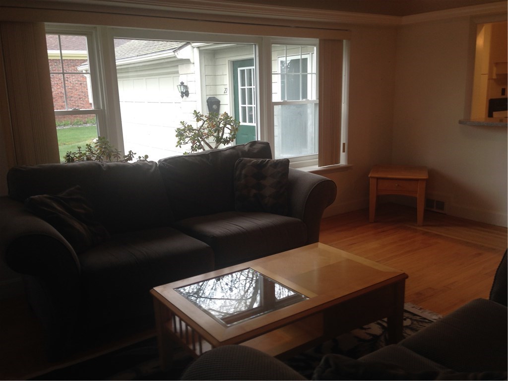 27 Bennington Road Cranston, RI 02920 - Photo 8 of 21