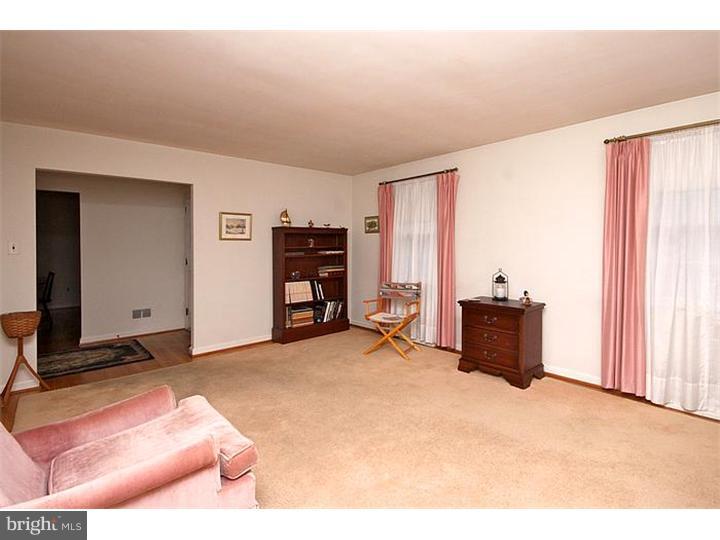 727 Halstead Road Wilmington, DE 19803 - Photo 5 of 25 Living Room