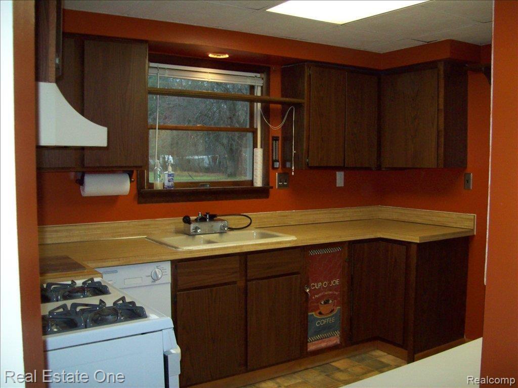 3162 East Maple Road Milford, MI 48381 - Photo 18 of 19 KITCHEN