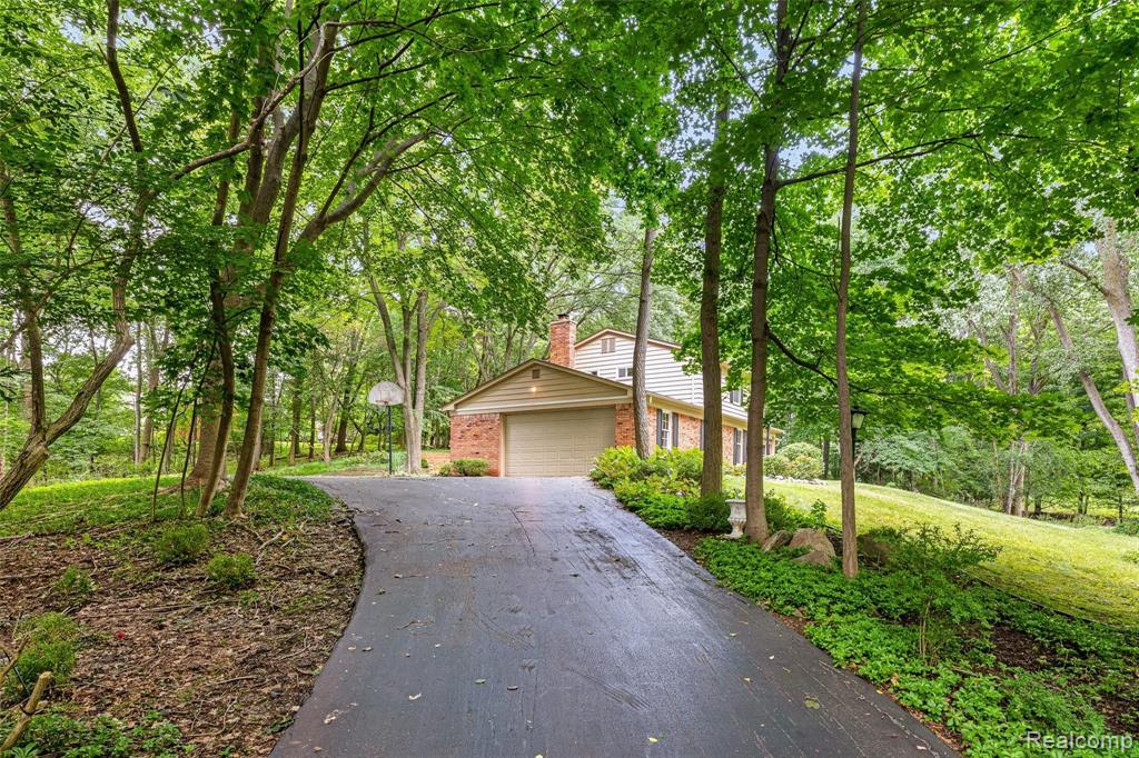 2504 New England Drive Rochester Hills, MI 48309 - Photo 8 of 47