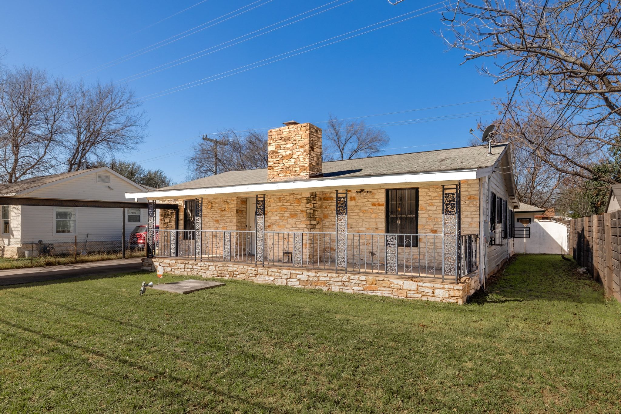 a view of a house with a yard