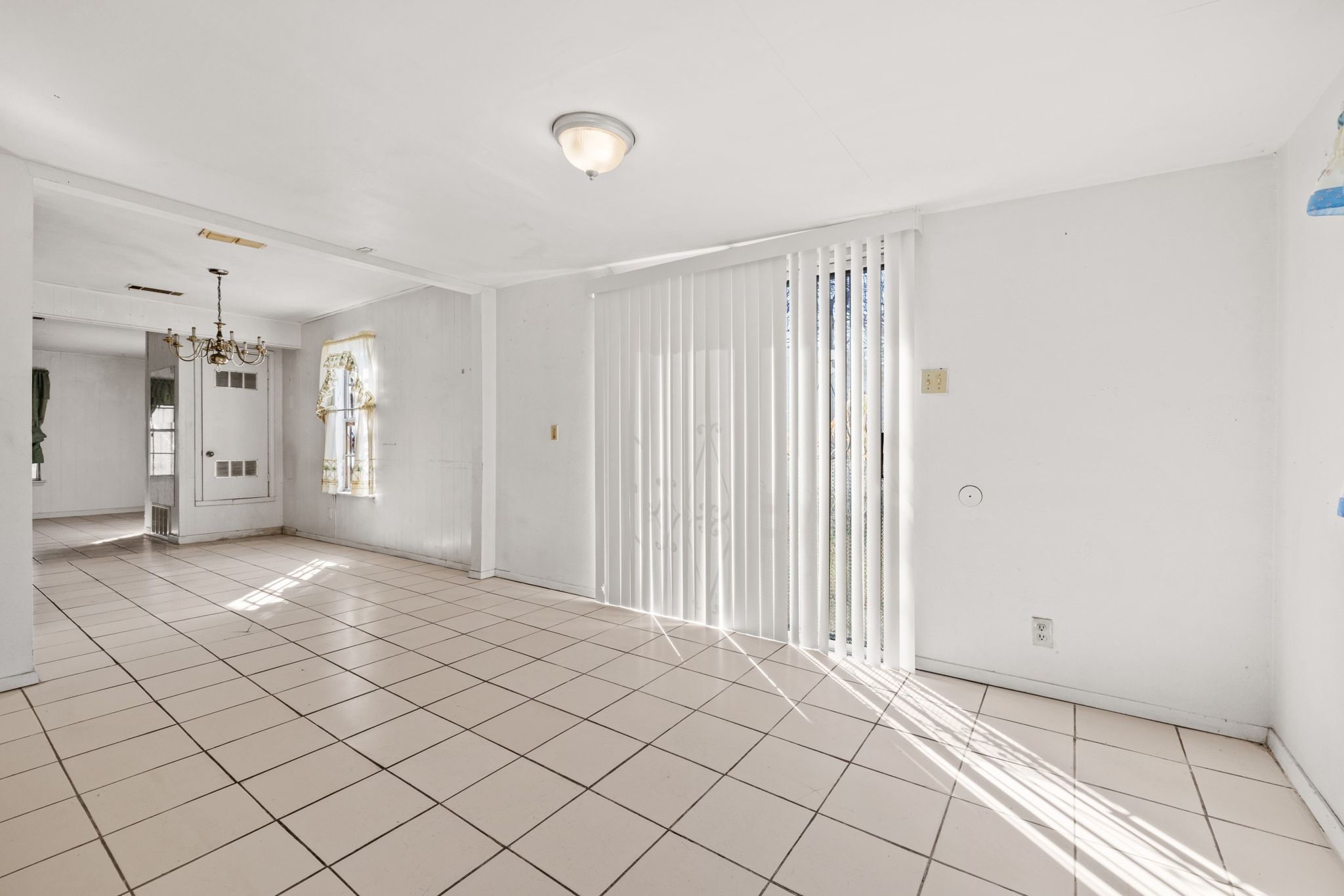 1114 Richardine Avenue Austin, TX 78721 - Photo 14 of 27 a view of an empty room
