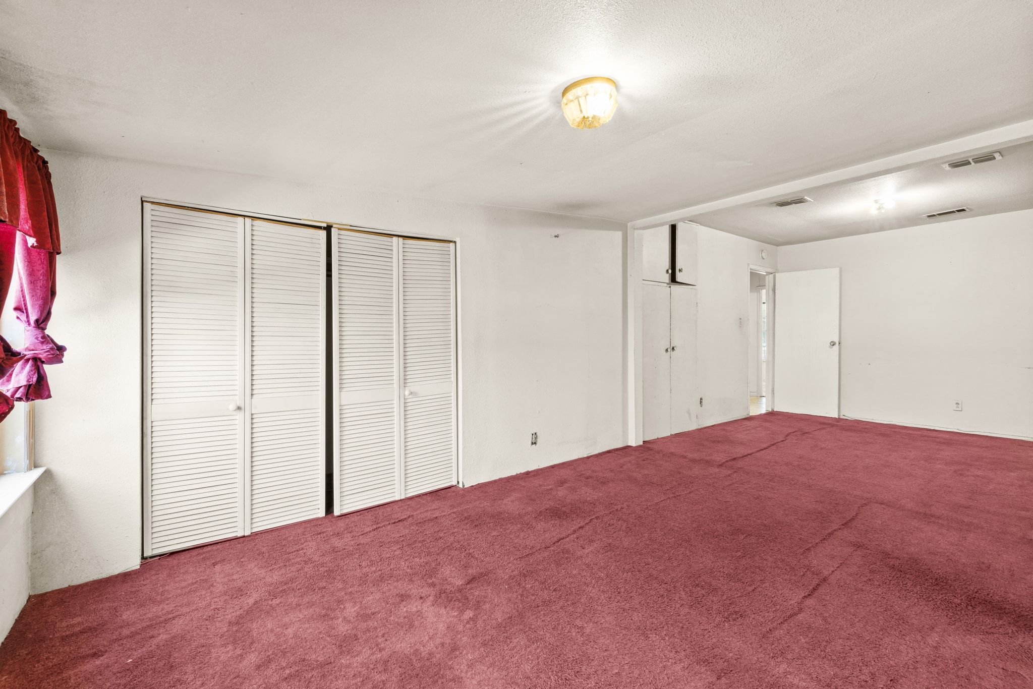 1114 Richardine Avenue Austin, TX 78721 - Photo 20 of 27 a view of a room with a large bed
