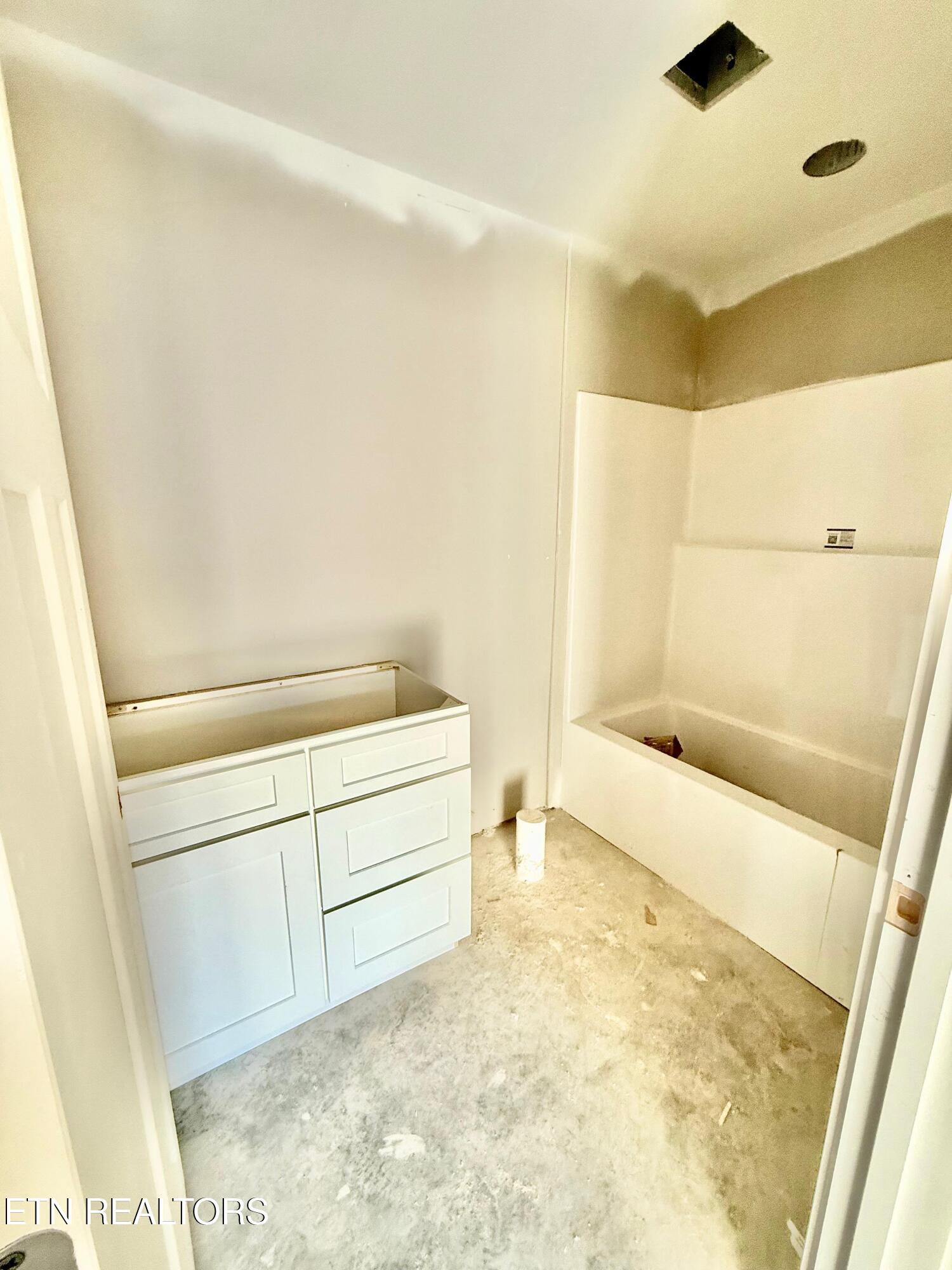 104 Roosevelt Street Alcoa, TN 37701 - Photo 6 of 10 Bathroom 2