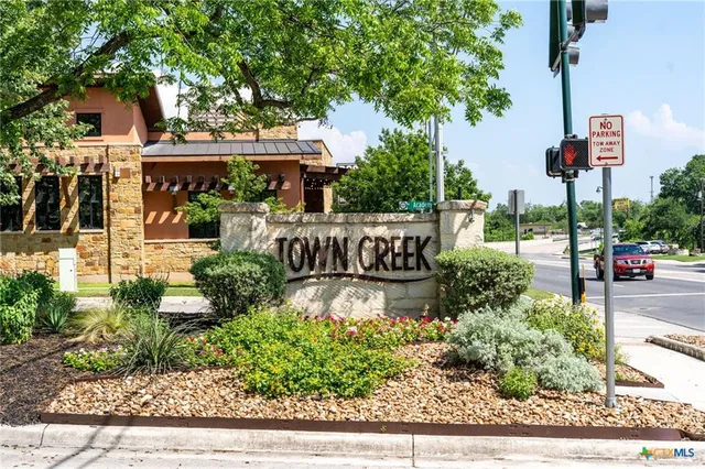 a black and white photo of a living room