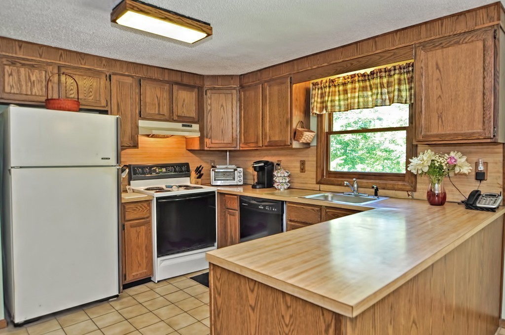 69 Fowler Road Northbridge, MA 01534 - Photo 8 of 30