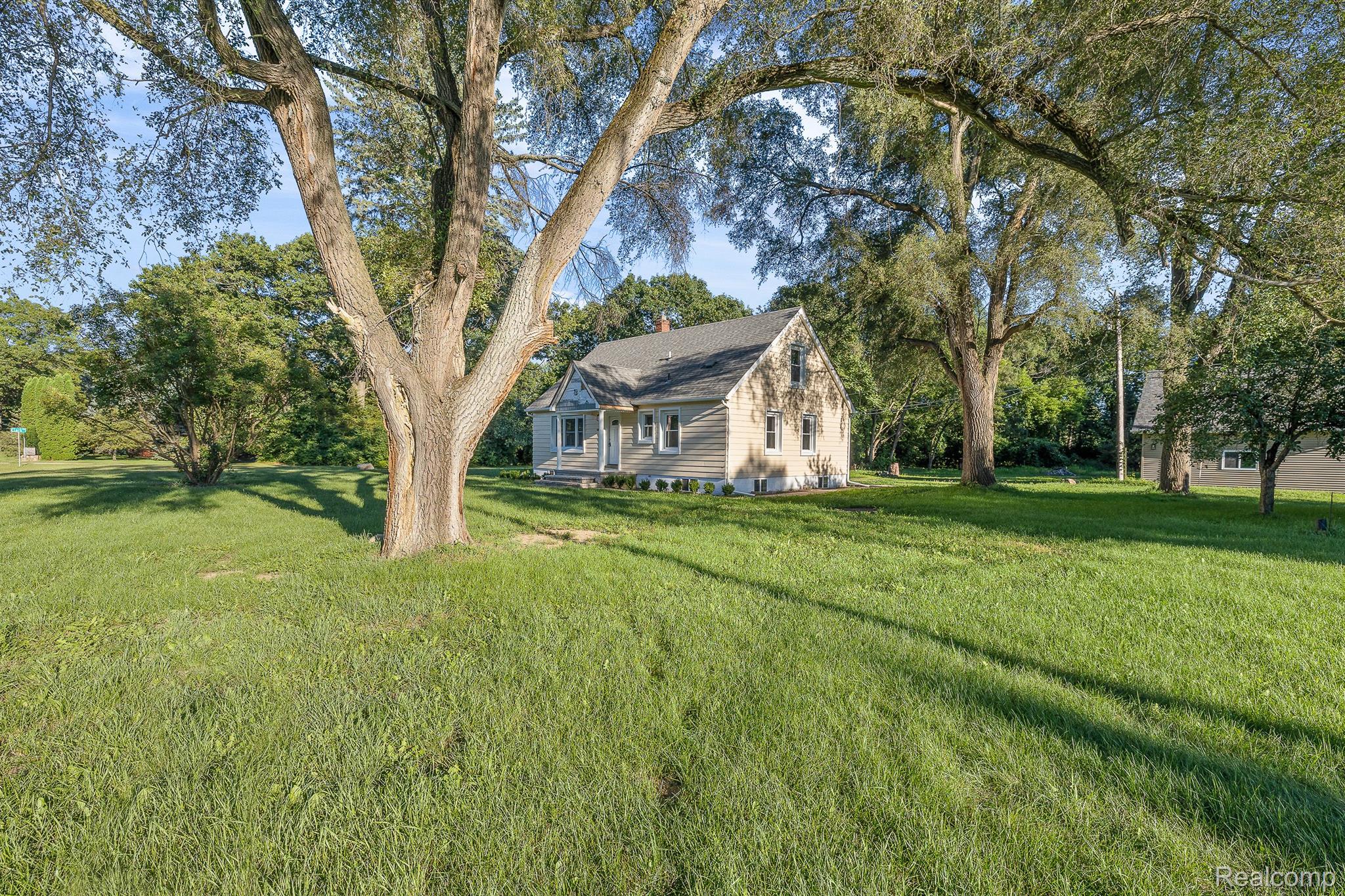 1995 Bass Lake Road Commerce Township, MI 48382 - Photo 4 of 43 Gallery Image 4