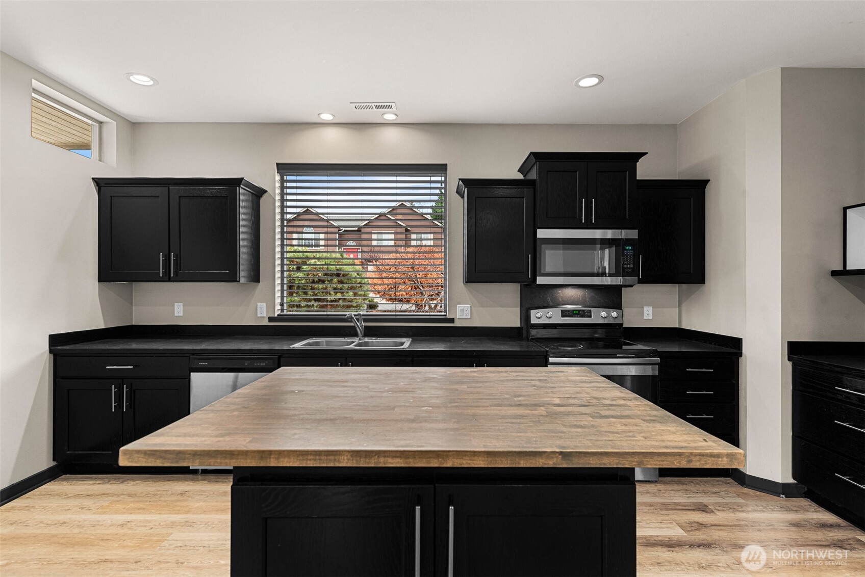 1467 Melissa Way Wenatchee, WA 98801 - Photo 2 of 28