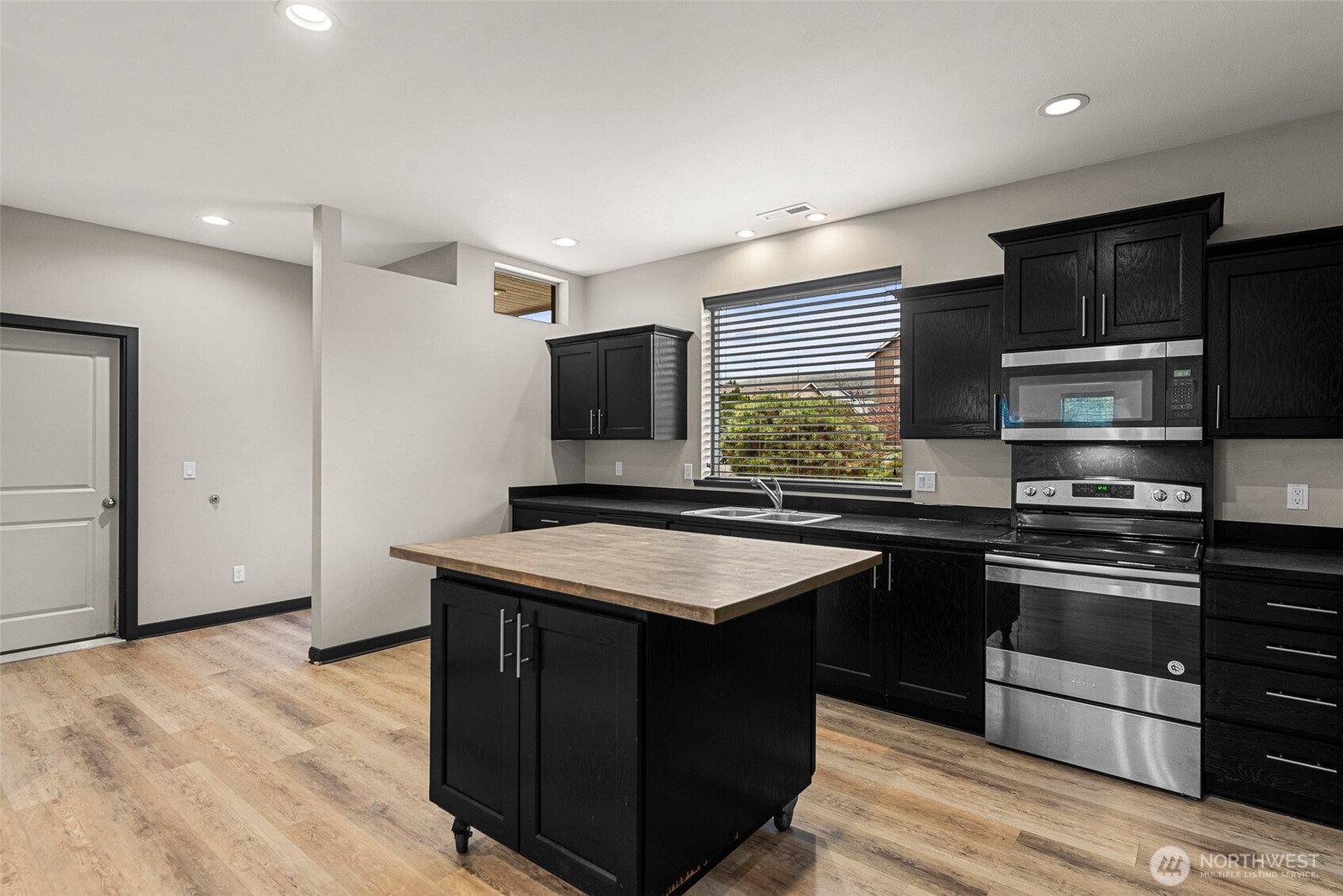 1467 Melissa Way Wenatchee, WA 98801 - Photo 4 of 28