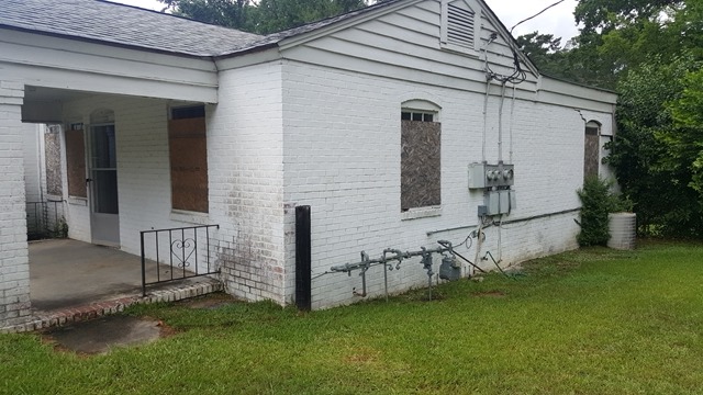 2320 New Clinton Road, Unit 412 Macon, GA 31217 - Photo 3 of 6 a backyard of a house with table and chairs