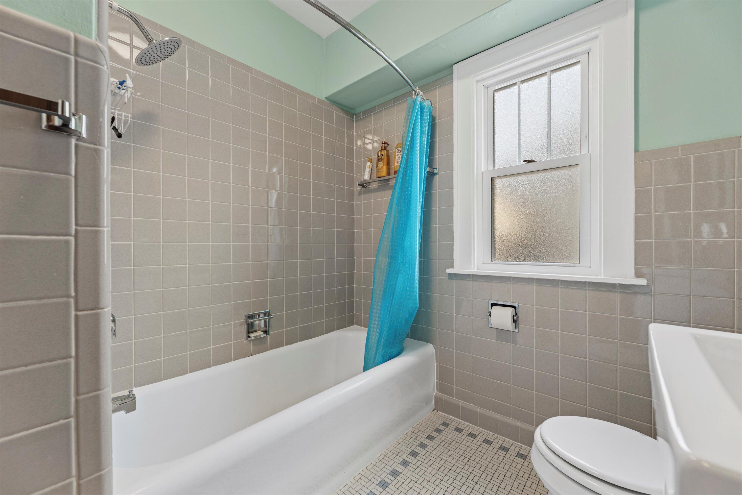 3374 North Cramer Street, Unit 3374 Milwaukee, WI 53211 - Photo 19 of 38 Full Bathroom