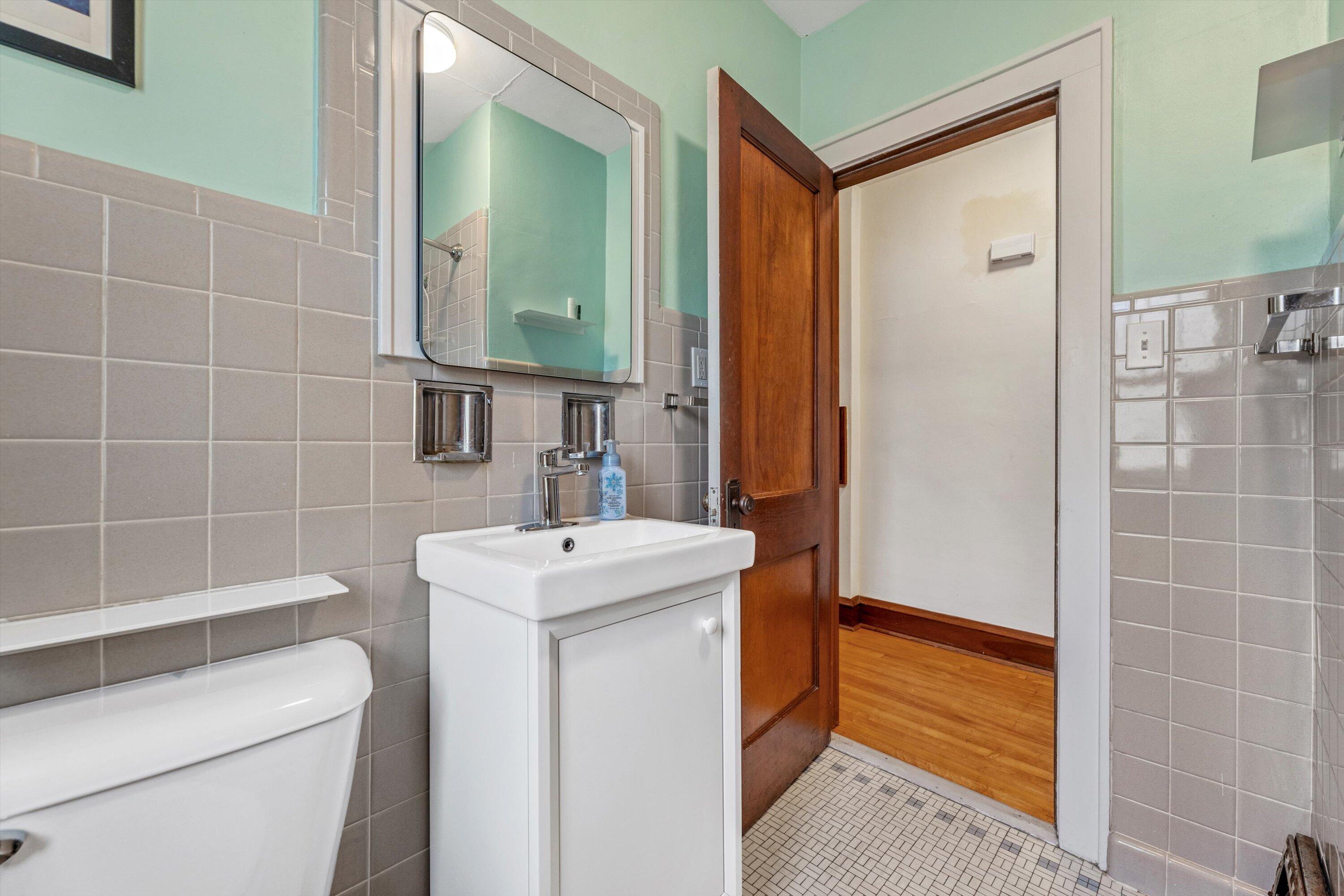 3374 North Cramer Street, Unit 3374 Milwaukee, WI 53211 - Photo 20 of 38 Full Bathroom