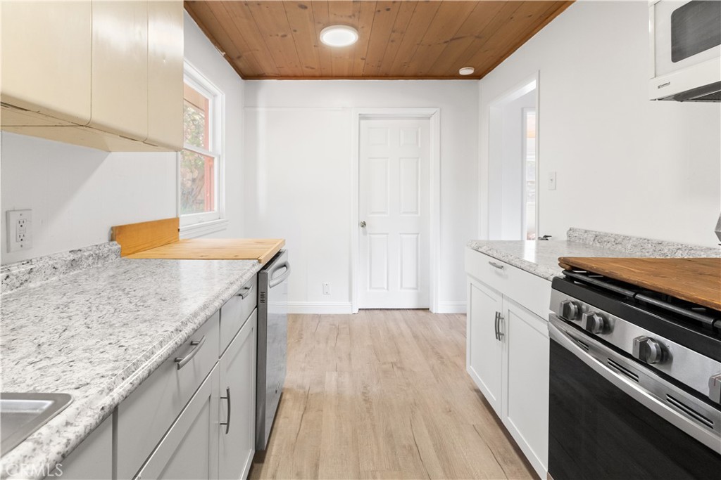 1777 Sparrow Road Wrightwood, CA 92397 - Photo 19 of 44 a kitchen with granite countertop a sink and a stove
