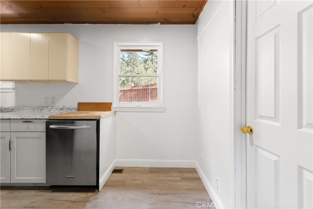 1777 Sparrow Road Wrightwood, CA 92397 - Photo 20 of 44 a kitchen with a stove and a white cabinet