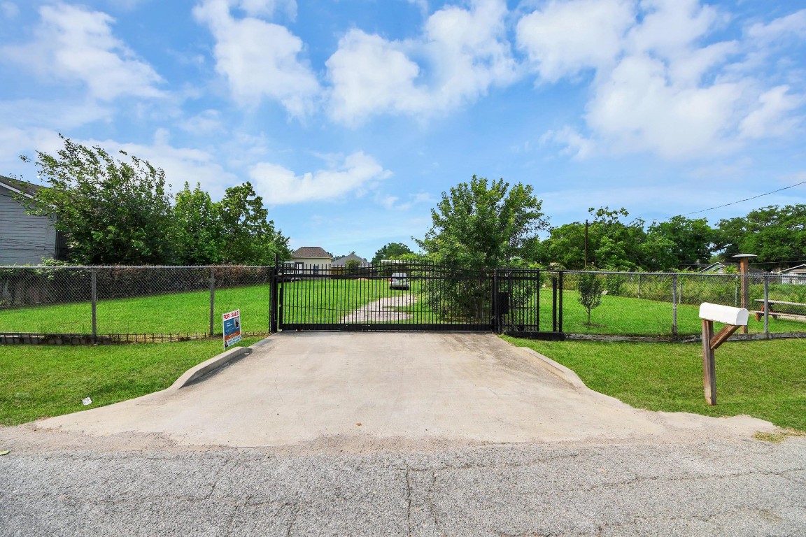 2608 Bostic Street Houston, TX 77093 - Photo 6 of 37 a view of a park and entertaining space