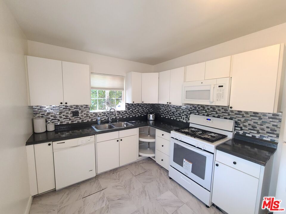 18133 Lull Street Reseda, CA 91335 - Photo 5 of 24