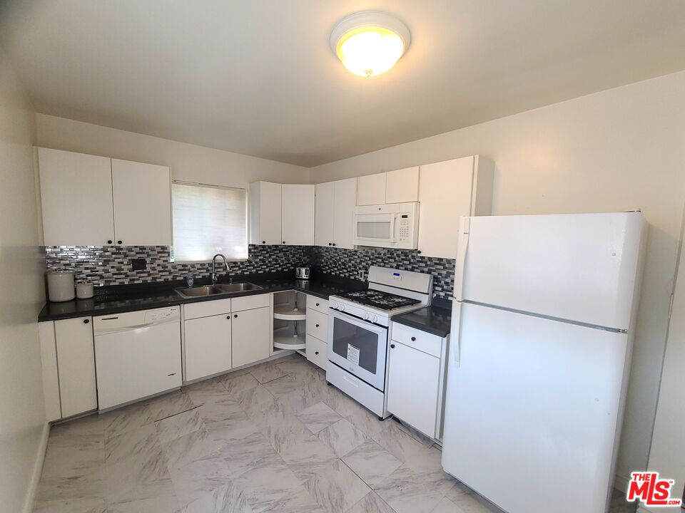 18133 Lull Street Reseda, CA 91335 - Photo 6 of 24