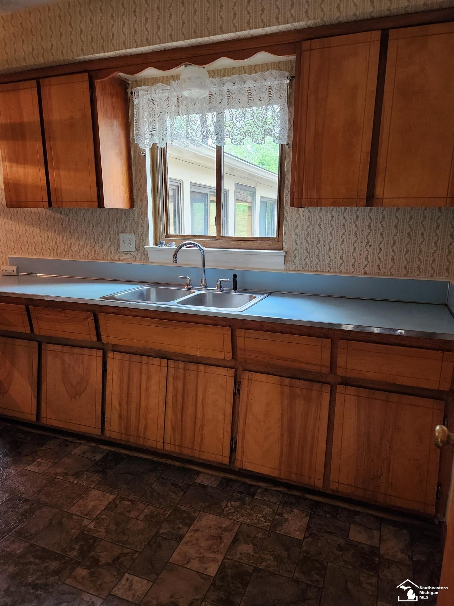 15565 Inkster Road Livonia, MI 48154 - Photo 9 of 27