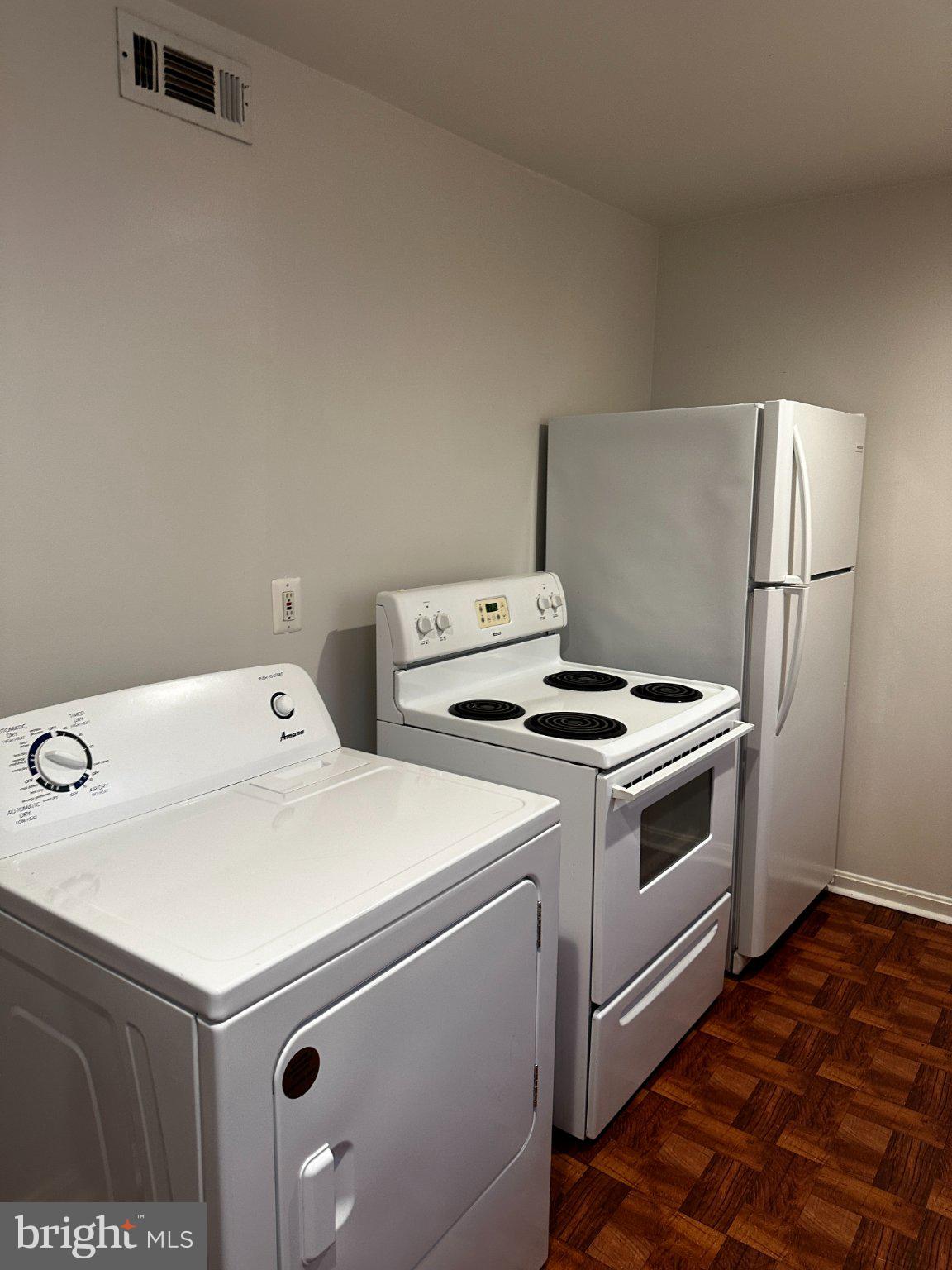 1527 West 36th Street Baltimore, MD 21211 - Photo 7 of 26 a utility room with dryer and washer