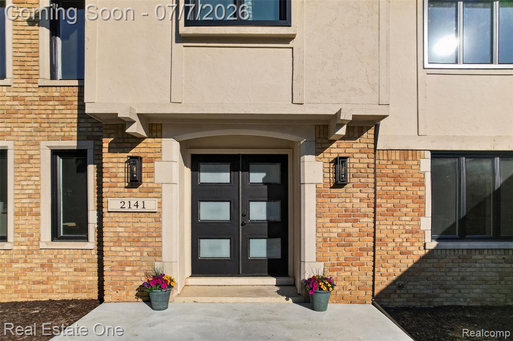2141 Hickory Leaf Court North Rochester Hills, MI 48309 - Photo 2 of 71