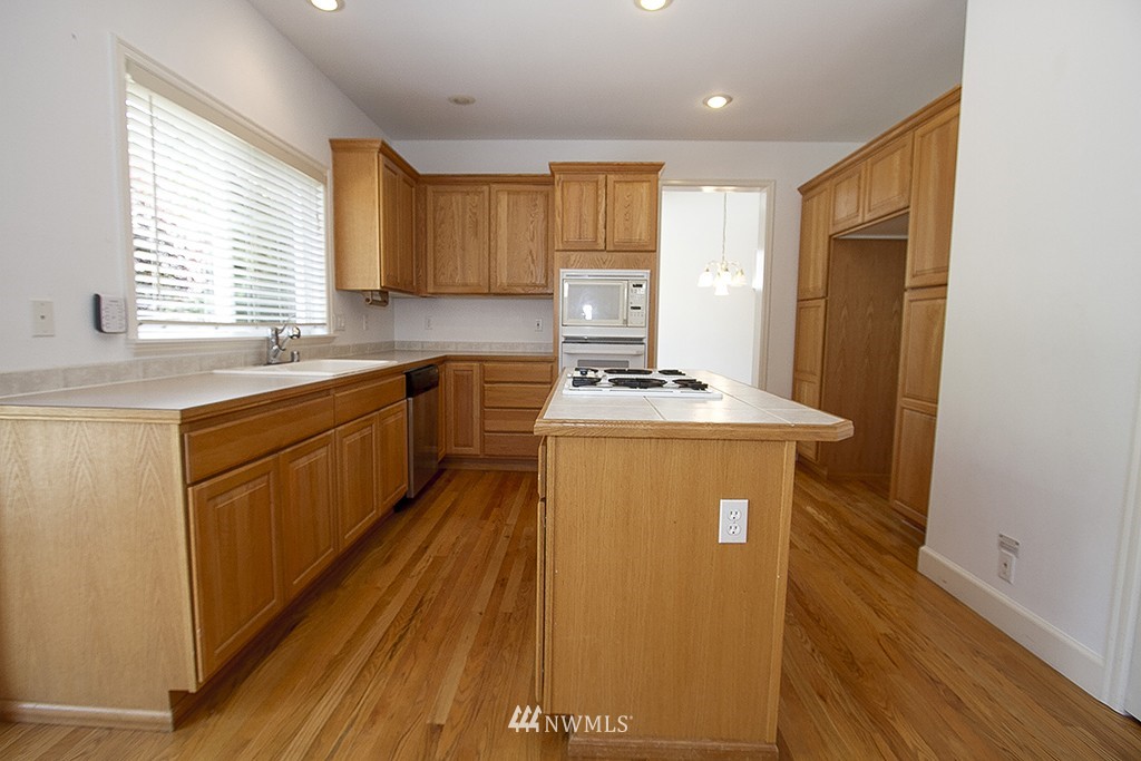17556 Southeast 186th Way Renton, WA 98058 - Photo 6 of 22 Gallery Image 6