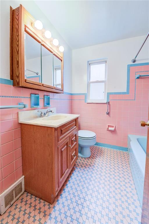 3723 Oakton Road Pittsburgh, PA 15227 - Photo 13 of 25 MAIN FULL BATH
