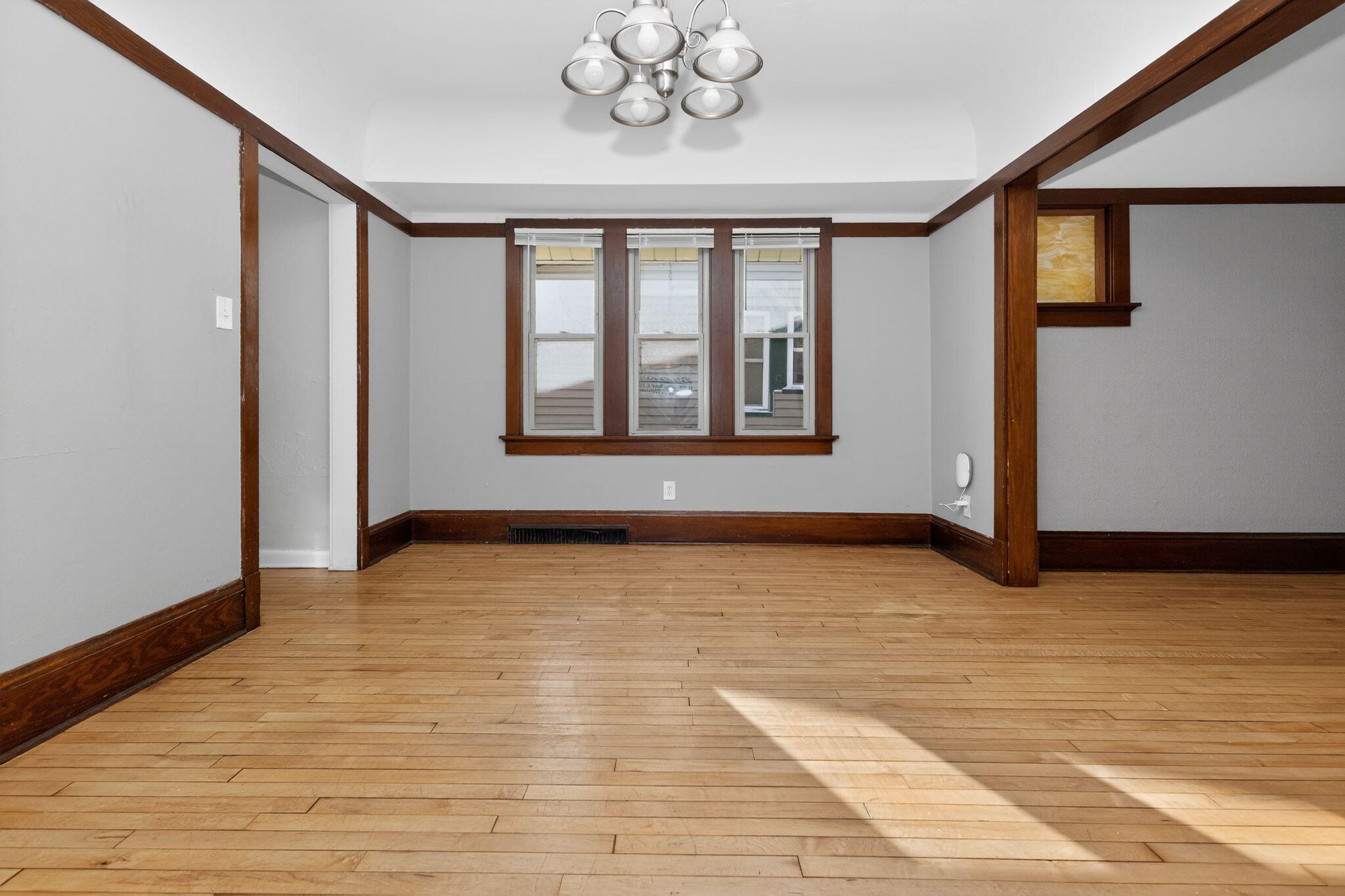 2822 North 56th Street Milwaukee, WI 53210 - Photo 12 of 35 14_2822_N_56th_St_Milwaukee_WI_53210-Liv