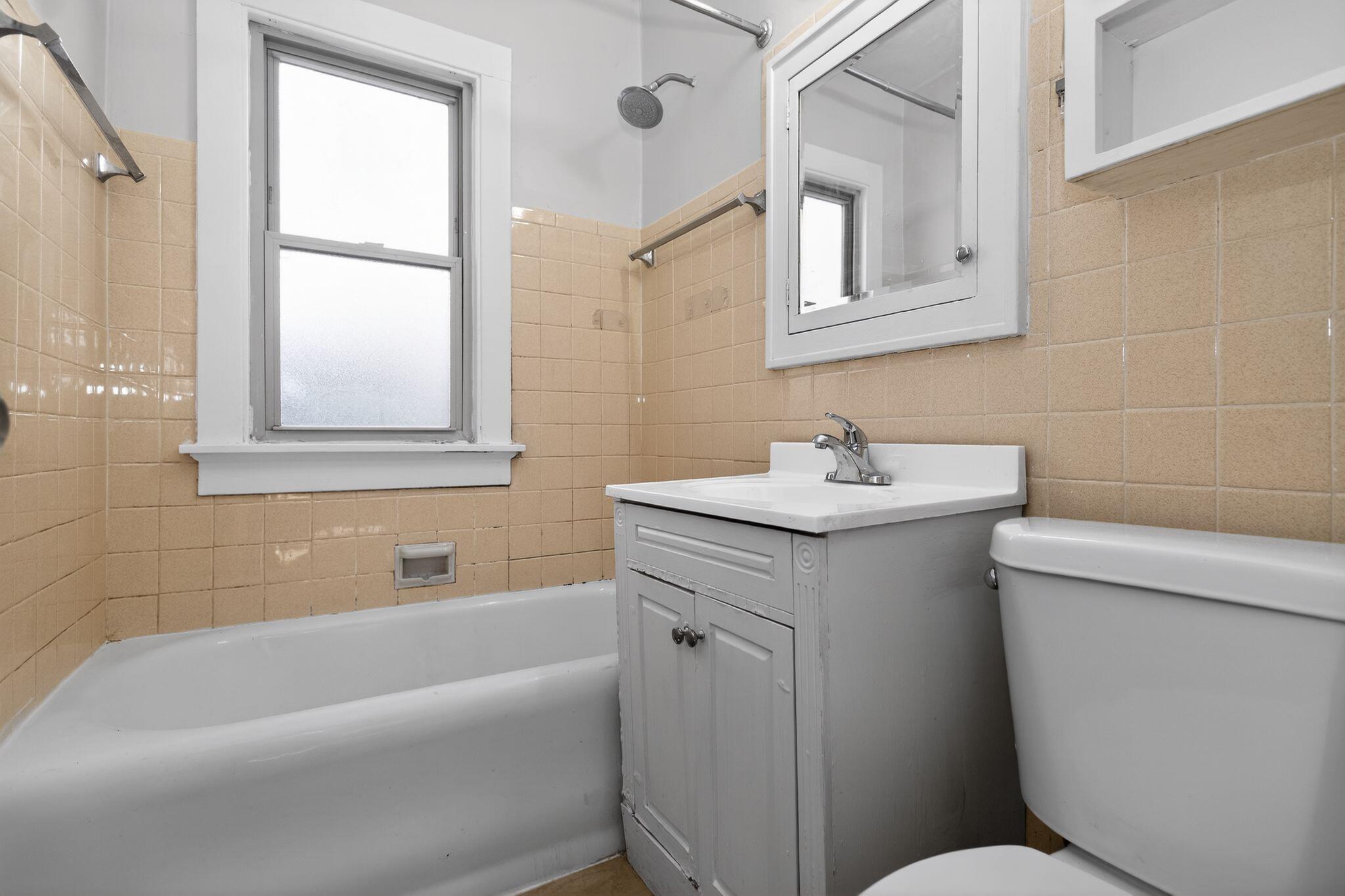 2822 North 56th Street Milwaukee, WI 53210 - Photo 21 of 35 23_2822_N_56th_St_Milwaukee_WI_53210-Bat