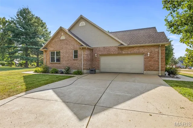 $550,000 | 501 Hawthorne Drive, Farmington, MO 63640