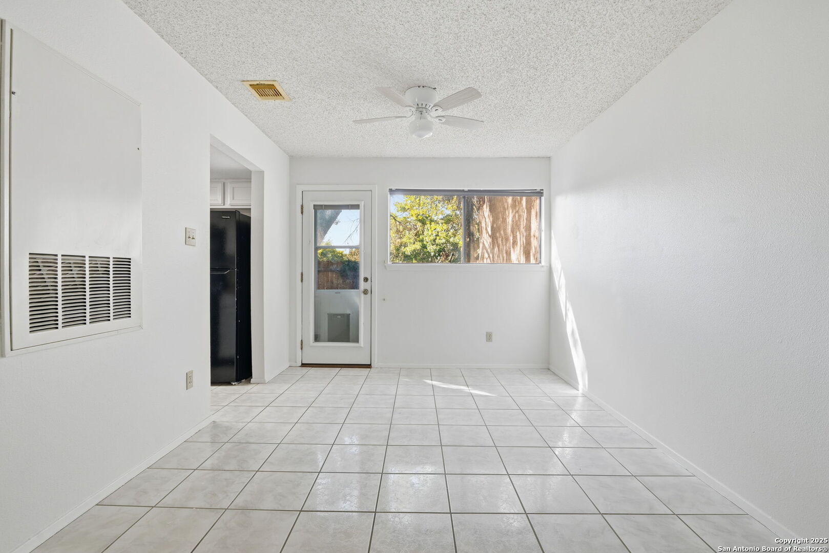 8702 Stream Circle San Antonio, TX 78250 - Photo 6 of 18 an empty room with windows and closet