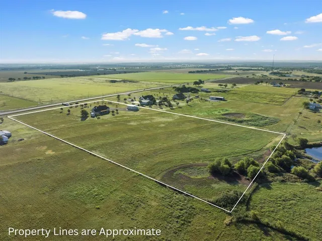 a view of a tennis court