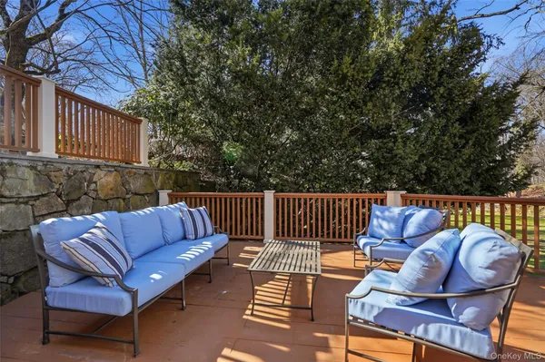 a view of sitting area with furniture