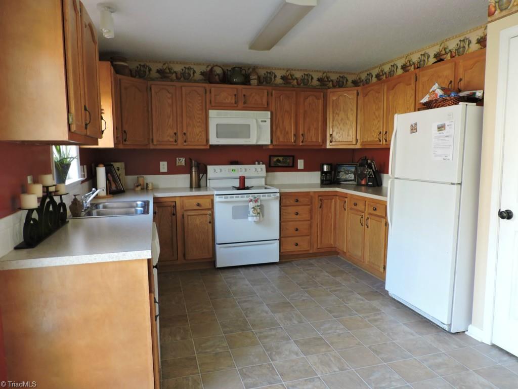 5130 Springhouse Farm Road Winston-Salem, NC 27107 - Photo 11 of 24 Kitchen