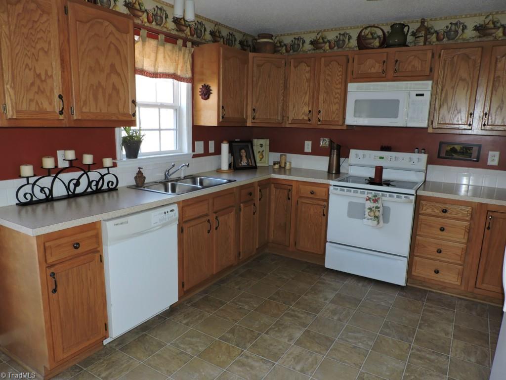 5130 Springhouse Farm Road Winston-Salem, NC 27107 - Photo 10 of 24 Kitchen