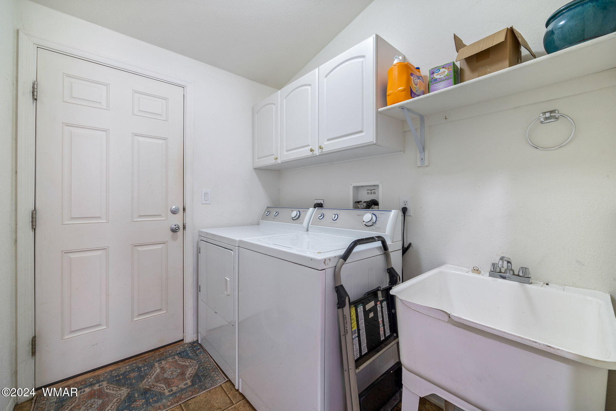 4286 East Blue Ridge Loop Pinetop, AZ 85935 - Photo 21 of 29 a utility room with dryer and washer