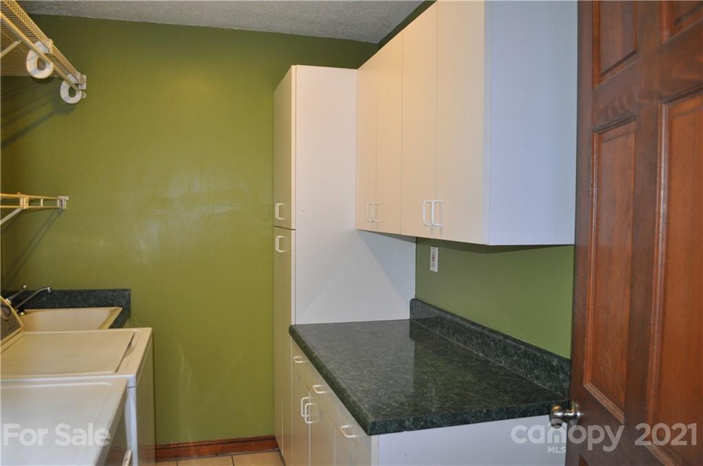 10024 Fireside Lane Charlotte, NC 28215 - Photo 14 of 18 a view of bathroom