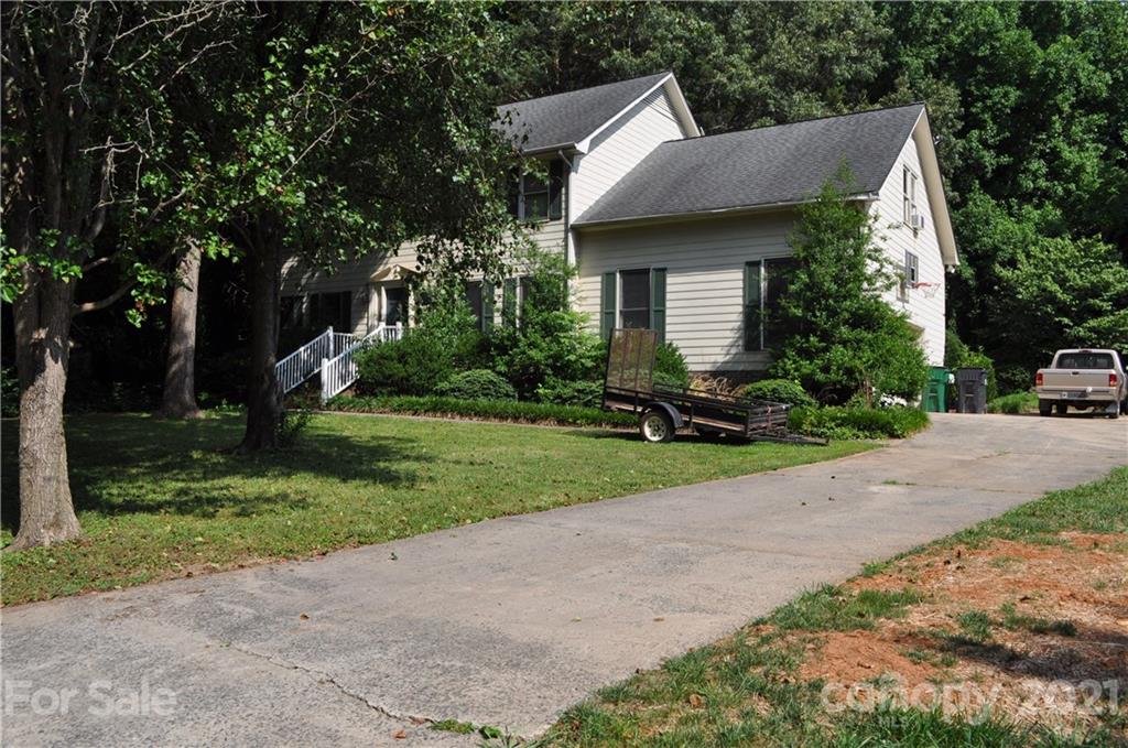 10024 Fireside Lane Charlotte, NC 28215 - Photo 4 of 18 a view of a house with a yard