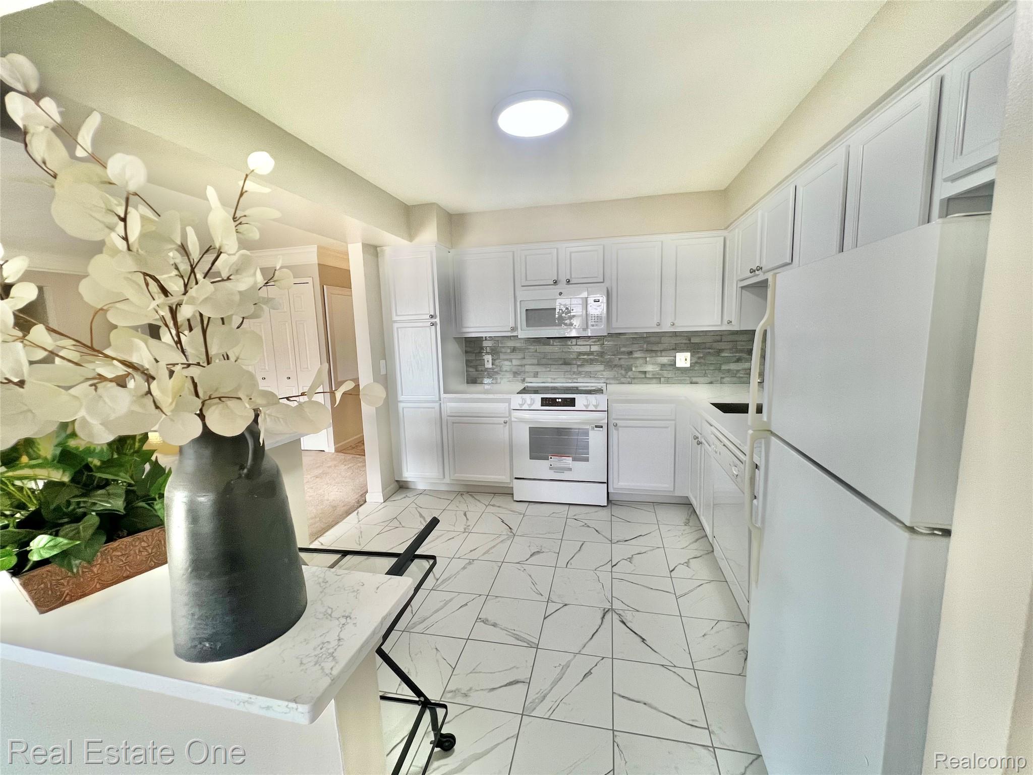 6121 Orchard Lake Road, Unit 202 West Bloomfield, MI 48322 - Photo 6 of 18 6121 Orchard 202 8.jpeg