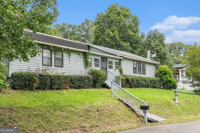 a view of a house with a yard